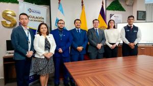 Firma del acuerdo entre representantes del Municipio de Guayaquil y la UPS