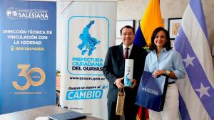 P. Juan Cárdenas y Marcela Aguiñaga durante la firma del convenio marco